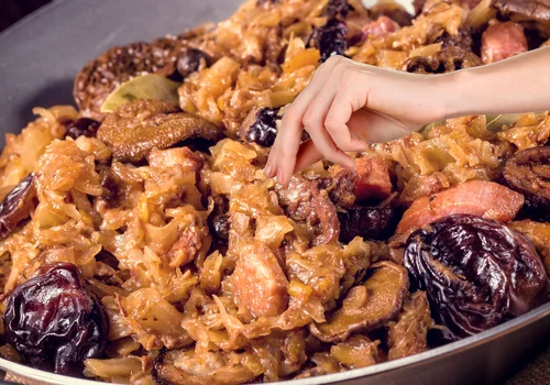 Wsyp to do kapusty i zamieszaj. Bigos nabierze głębokiego smaku jak nigdy wcześniej