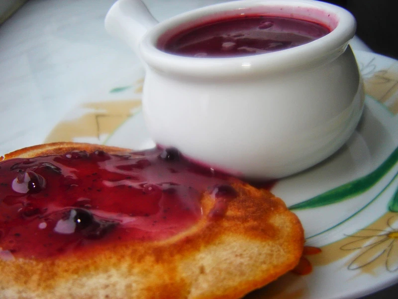 Pancakes gryczane z borówkowym sosem