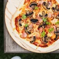 Pizza z szynką i pieczarkami