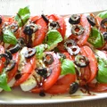 Caprese z oliwkami i bazylią