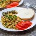 Wegańska jajecznica z szynką
