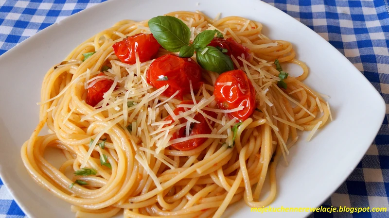 Spaghetti z pomidorami i czosnkiem