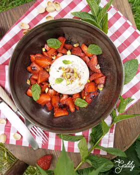 Burrata z truskawkami i pistacjami