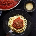 Spaghetti z orzechowym ragu (3 składniki)