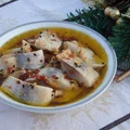 Śledzie z suszonymi pomidorami i czarnuszką