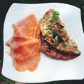 Omlet z łososiem i pomidorami