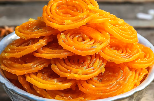Te złociste spirale smakują jeszcze lepiej, niż wyglądają! Tradycyjne Jalebi – Słodkie i Chrupiące