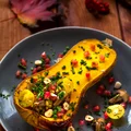 Pieczona dynia piżmowa faszerowana pęczotto z pieczarką brunatną