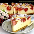 sernik z białą czekoladą i truskawkami