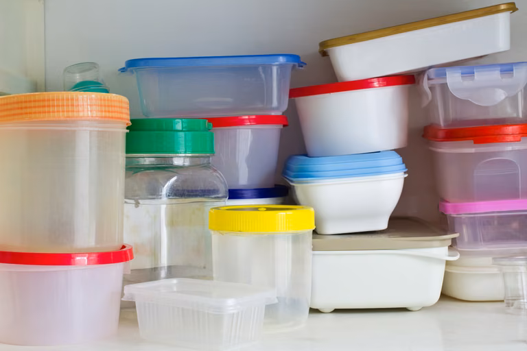Nigdy nie przechowuj tych produktów w plastikowych pojemnikach!