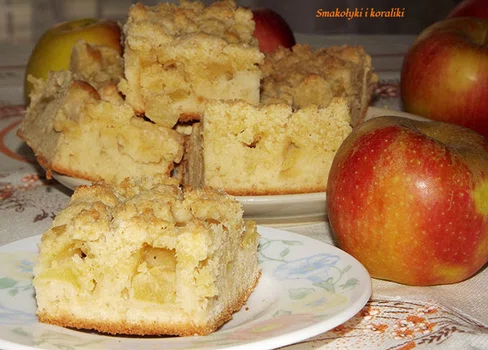 Ucierane ciasto z jabłkami i kruszonką