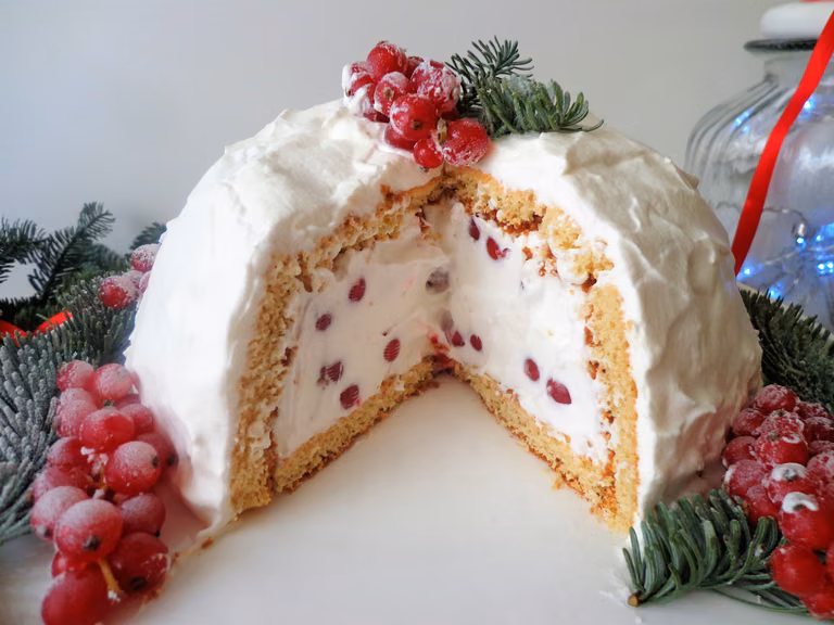 Kula śnieżna z biszkoptu z kremem chantilly, czerwoną porzeczką i granatem
