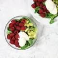 Sałatka z malinami, awokado i ricottą