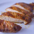 Smażona pierś kurczaka na patelni grillowej