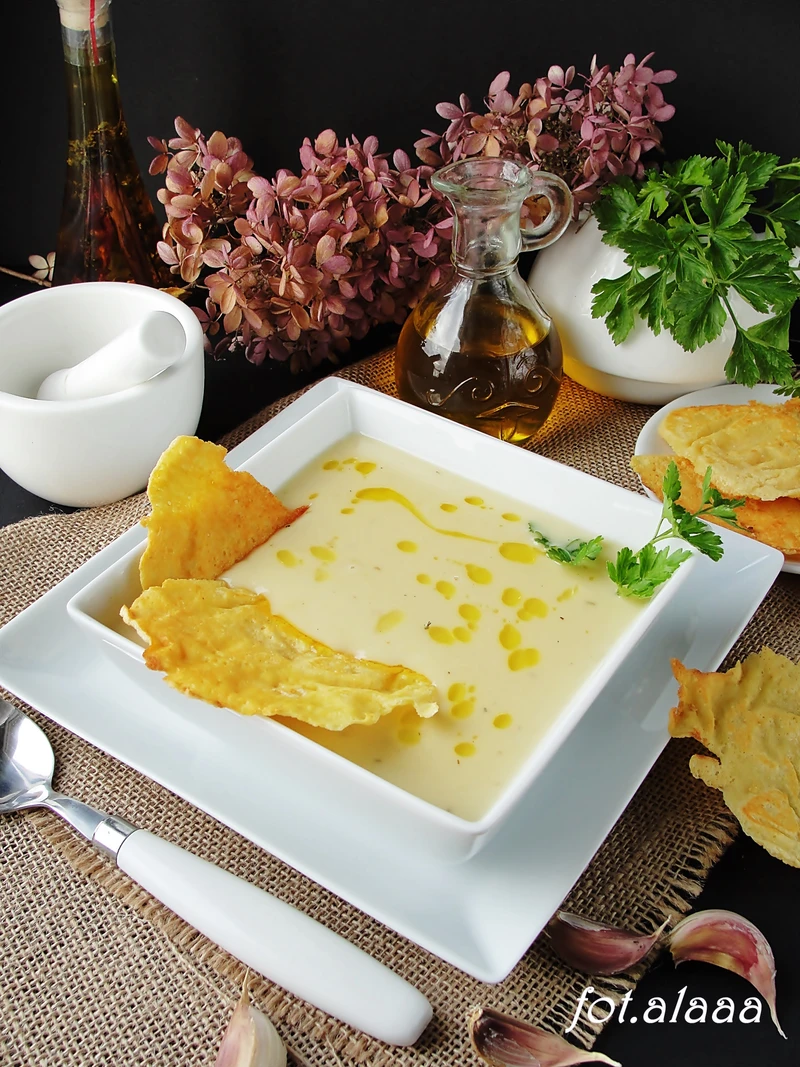 Zupa czosnkowa z chipsem serowym