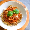 Gryczane spaghetti naleśnikowe z sosem bolognese