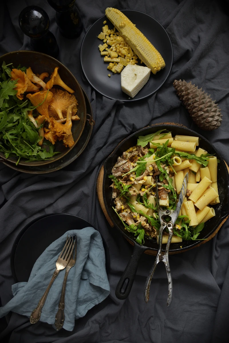 RIGATONI Z KURKAMI W ŚMIETANKOWYM SOSIE Z RUKOLĄ I PARMEZANEM