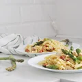 Makaron ze szparagami, boczkiem i kurczakiem