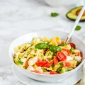 Makaron z awokado, łososiem i mozzarellą