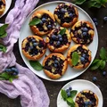 Drożdżowe ciastka z borówkami amerykańskimi i kruszonką