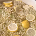 Gotuję kwiaty czarnego bzu z cytryną i cukrem. Powstaje aromatyczny syrop, który Polacy robią od pokoleń