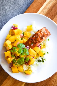 Pieczony łosoś teriyaki z salsą mango i cytrynowo-bazyliowym ryżem