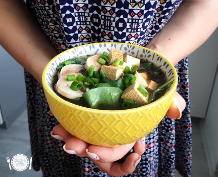 Prosta i szybka zupa miso ze szpinakiem i tofu