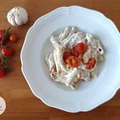 Makaron z kremowym sosem czosnkowym i pieczonymi pomidorkami