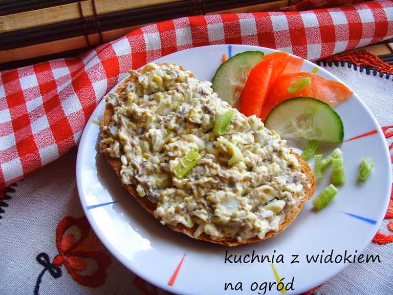 Pasta pieczarkowo-jajeczna z zieloną cebulką. Pyszne smarowidło do pieczywa.