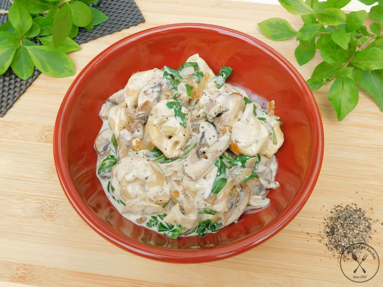Tortellini w kremowym sosie z pieczarkami i karmelizowaną cebulą