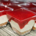 Ten warstwowy deser z truskawkami robię, gdy nie mam czasu na pieczenie ciasta! Goście są zawsze zachwyceni
