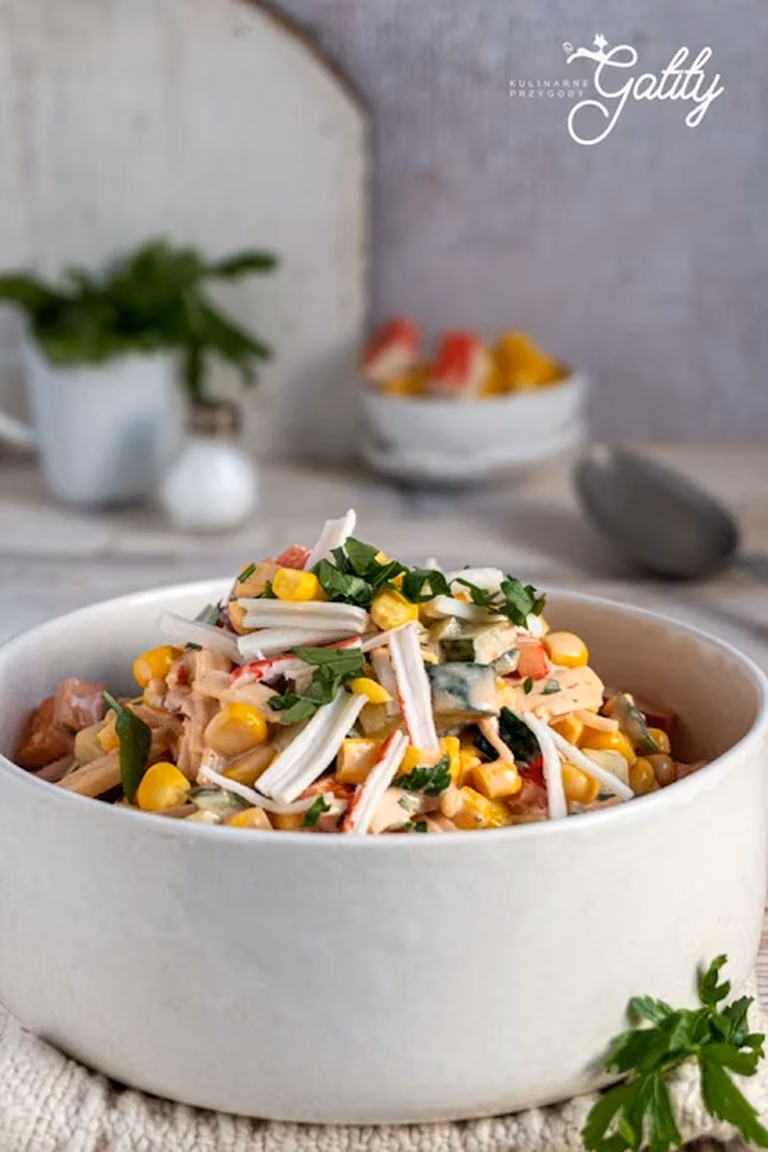 Sałatka z kukurydzą i surimi