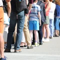 Nauczyciele czekają w długich kolejkach przed sądami! Ustawa Kamilka wprowadziła ważny obowiązek