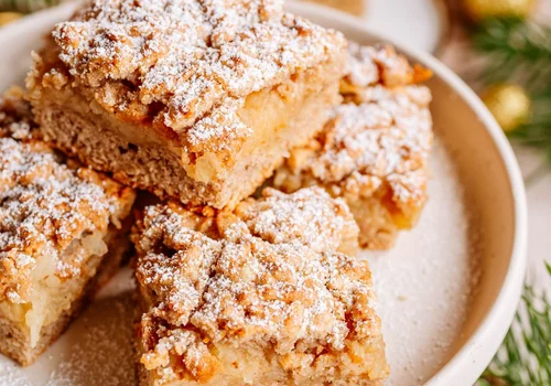 Piernikowa szarlotka na półkruchym cieście