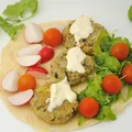 Pieczone Falafele z Sosem Jogurtowo-Orzechowym