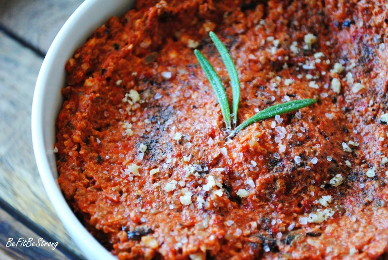 Pasta z pieczonych papryk, słonecznika, orzechów i rozmarynu