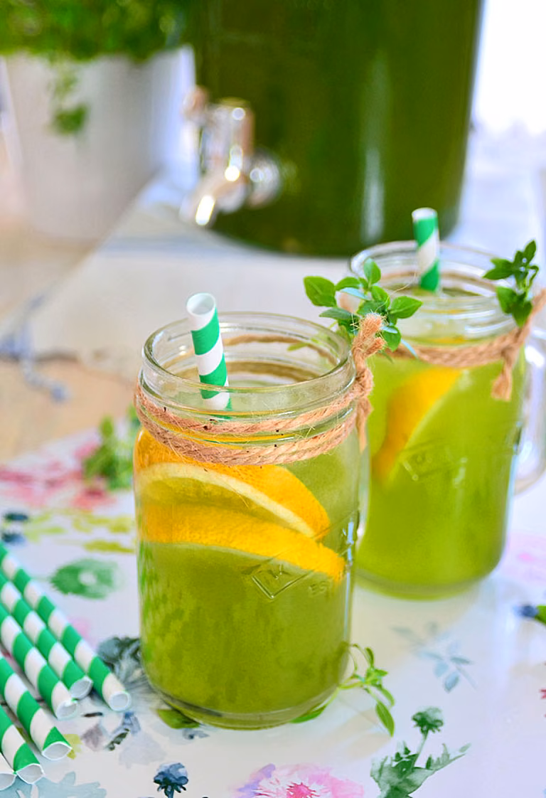 Lemoniada ze świeżej bazylii