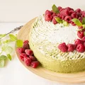 Tort matcha z kremem kokosowym z malinami