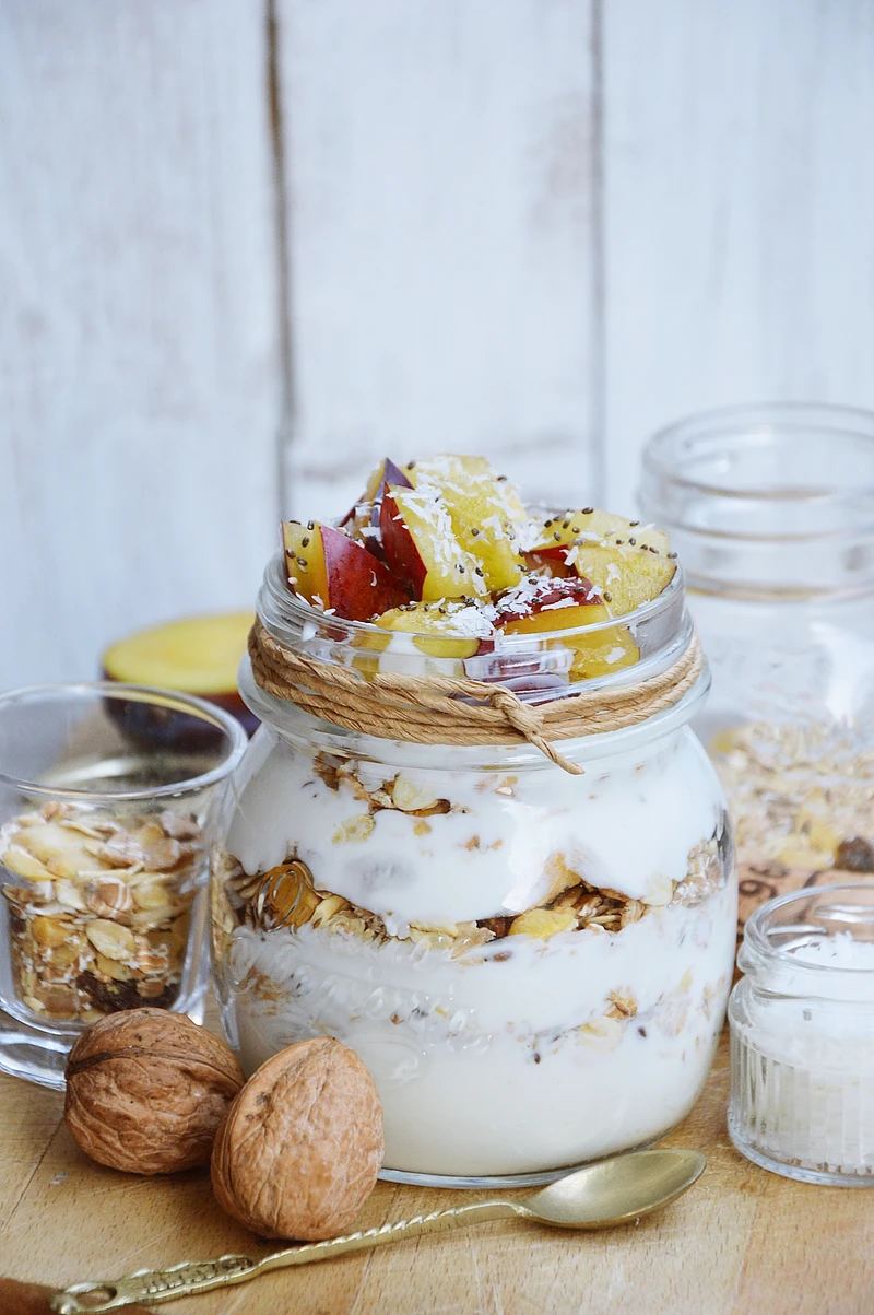 Jogurt ze śliwką, musli, kokosem i chia