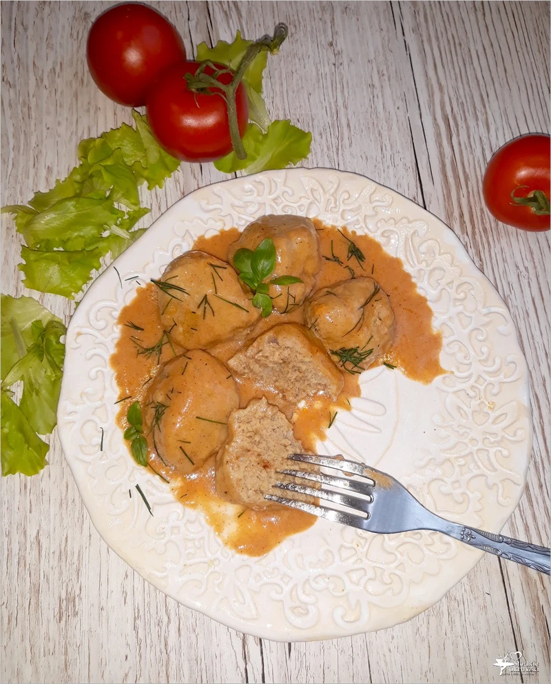 Pulpety w delikatnym paprykowo-pomidorowym sosie (na bazie śmietany)