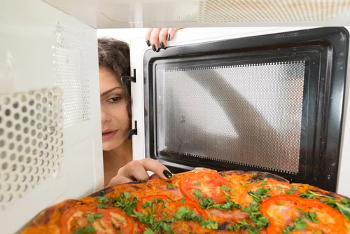 Jak podgrzać pizzę w mikrofali, aby wciąż była pyszna i chrupiąca?