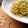 Makaron pomidorowy z pesto z pietruszki i mozzarelli