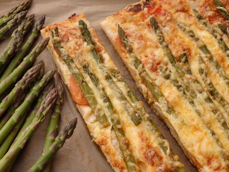 Pizza ze szparagami na cieście z czosnkiem niedźwiedzim