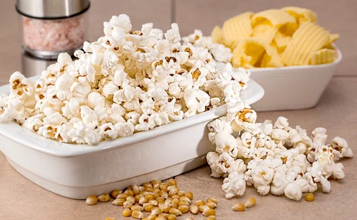 Popcorn w 3 wersjach – kuleczki z popcornu, popcorn z serem i wersja z czekoladą