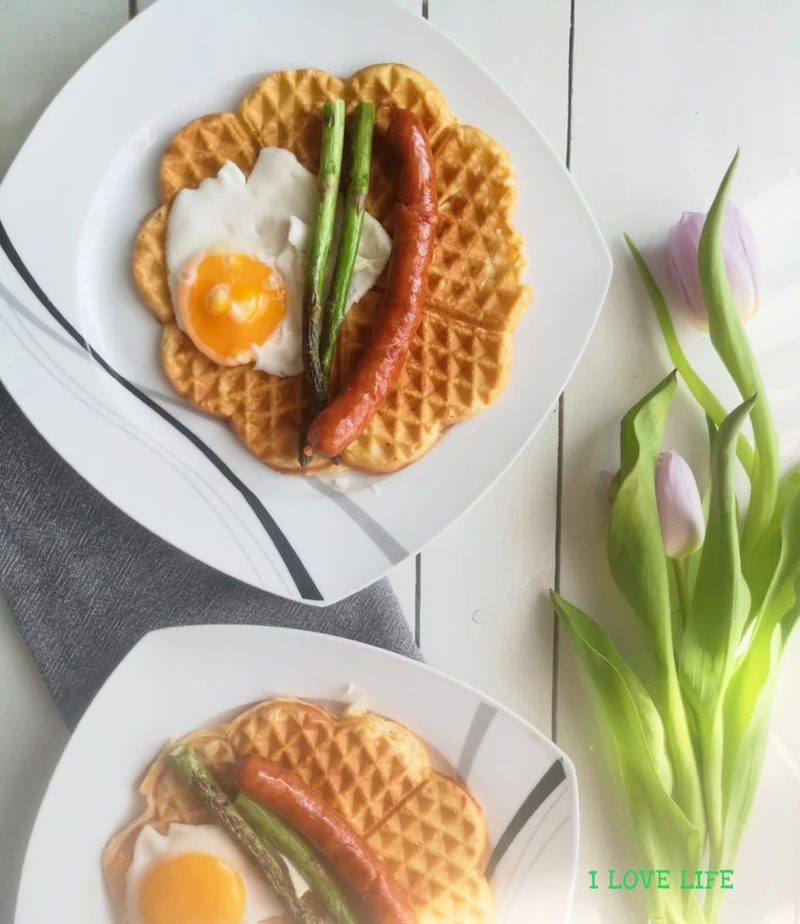 Gofry z jajkiem i szparagami