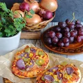 Focaccia farmerska z boczkiem, cebulą, kukurydzą i kiszonymi ogórkami