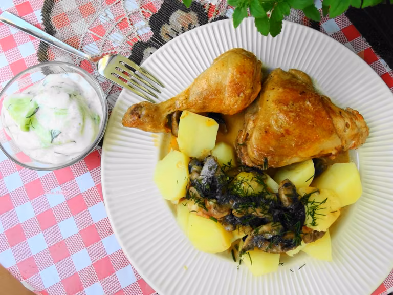 Kurczak w sosie śmietanowym z pieczarkami.