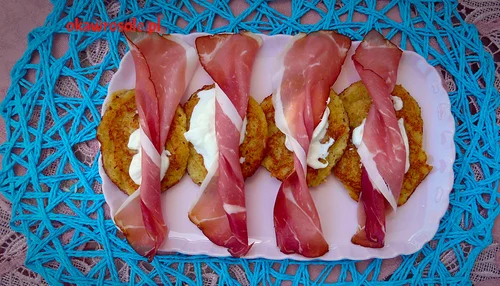 Placki ziemniaczane z szynką parmeńską i sosem czosnkowym