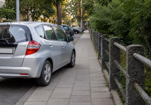 Od 1 sierpnia nawet 800 zł mandatu? Chodzi o parkowanie na chodniku!