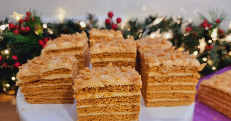 Miodownik kajmakowy z budyniowym kremem